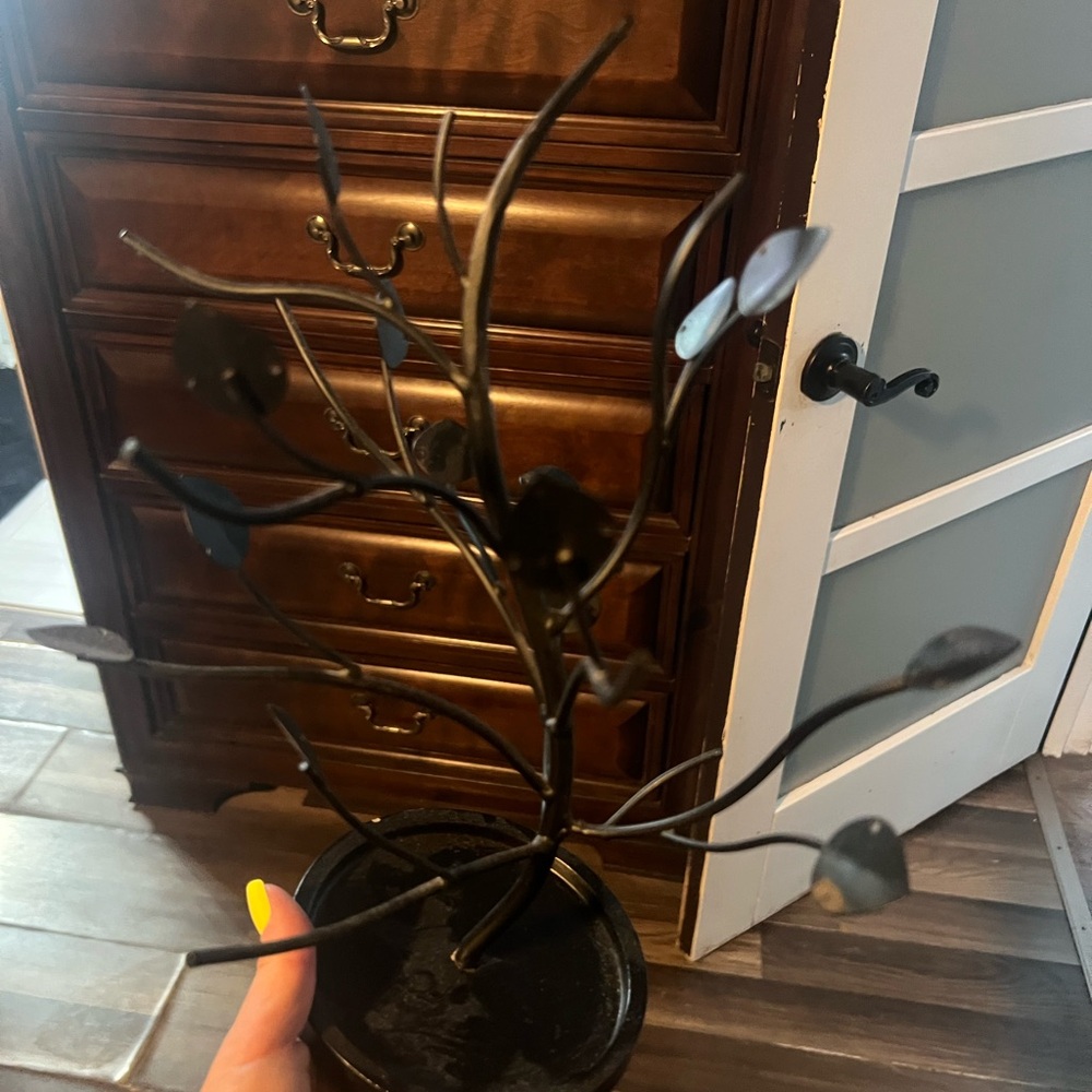 Elegant Black Metal Leaf Tree earring holder